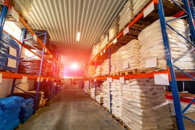 Büyük kapalı mekan lojistik deposu. Büyük sanayi deposu boşalt.