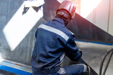 Fabrika metal işçisi kaynak yapıyor. Kaynak yaparken koruyucu ekipman takan fabrika işçisi.