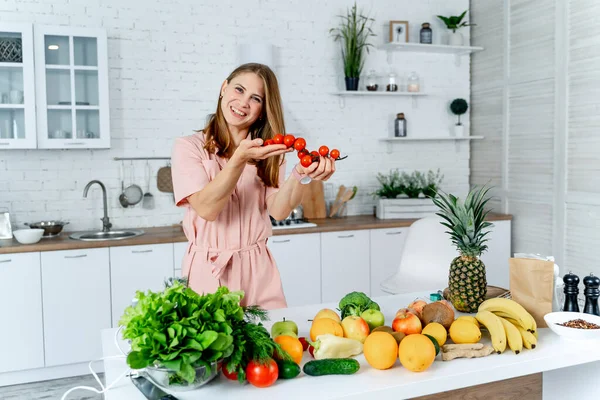 Linda Dama Con Comida Vegetariana Ensalada Fresca Cocina — Foto de Stock