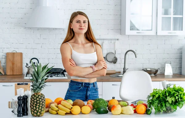 Jovem Senhora Bonita Com Comida Orgânica Saudável Cozinha Vegetariana — Fotografia de Stock