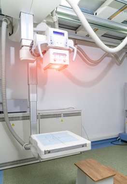 Hastane hafif radyoloji teşhisi. X-ray modern tıbbi ekipman.