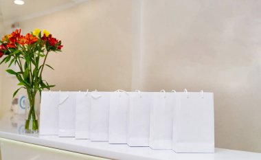 Beyaz kağıtlar boş paketler. Ticari karton paketleme.