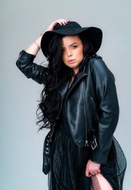 Güzel, genç bir esmer poz veriyor. Çekici, güzel bayan model..