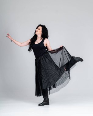 Çekici genç bayan poz veriyor. Beyaz arka planda güzel esmer kadın modeli.