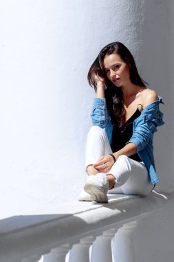 Yazlık şehirdeki açık hava esmer kadın. Genç yaz yaşam tarzı modeli..