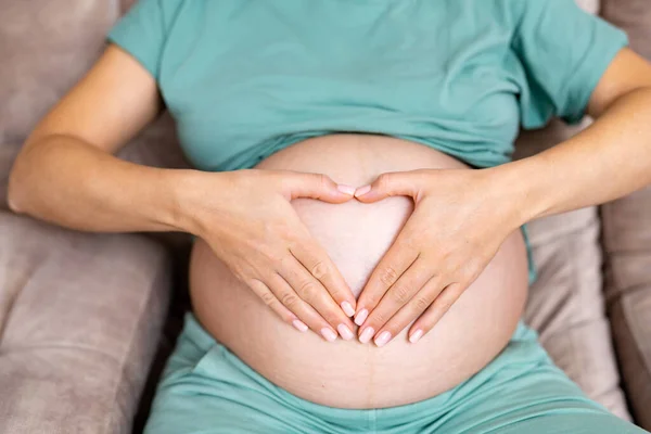 Těhotná Žena Ukazuje Srdce Těhotenství Břicho Těhotenství — Stock fotografie