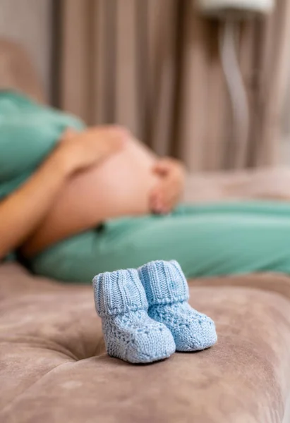 Malé Boty Pro Nenarozené Dítě Těhotenství Mateřství Očekává — Stock fotografie