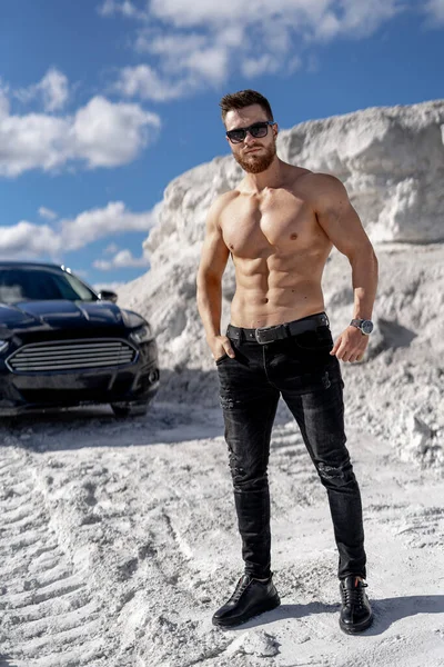Sportlich Starkes Bodybuilder Modell Hemdloser Junger Muskulöser Mann Posiert Draußen — Stockfoto