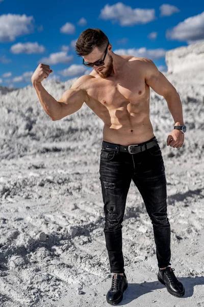 Shirtless Young Muscular Man Outdoor Posing Athletic Strong Bodybuilder Model — Stock Photo, Image