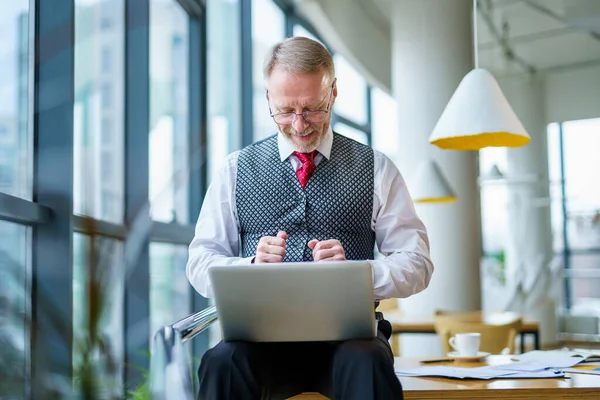 Pewny Siebie Biznesmen Pracujący Laptopem Szczęśliwy Biznesmen Siedzi Komputerem — Zdjęcie stockowe