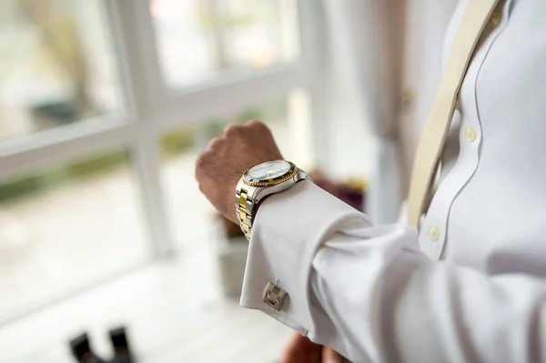 Moderne Stilvolle Uhr Handgelenk Elegante Designeruhr Auf Schöner Herrenhand — Stockfoto