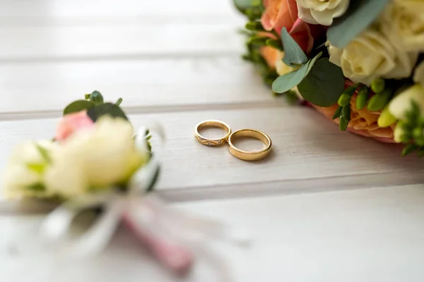Anéis Noiva Sobre Fundo Branco Dois Anéis Jóias Casamento — Fotografia de Stock