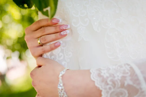 Elegante Junge Frau Weißem Kleid Hübsche Hochzeitsbraut Hände Aus Nächster — Stockfoto