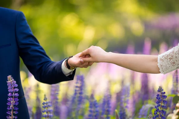 Όμορφα Χέρια Ζευγαριού Γάμου Αρκετά Ρομαντικό Ζευγάρι Χέρια — Φωτογραφία Αρχείου