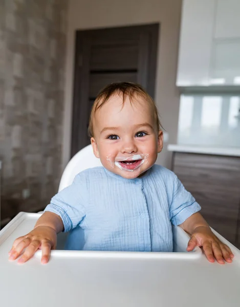 Bebê Sorrindo Comendo Comida Cozinha Nutrição Criança — Fotografia de Stock