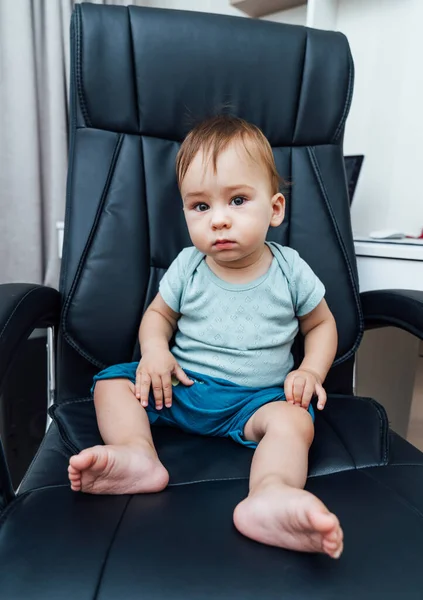 Petit Bébé Patron Petit Garçon Assis Dans Une Chaise Bureau — Photo