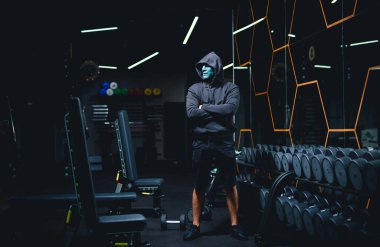 Spor salonunda kendine güveni olan güçlü bir adam. Atletik genç sporcu.