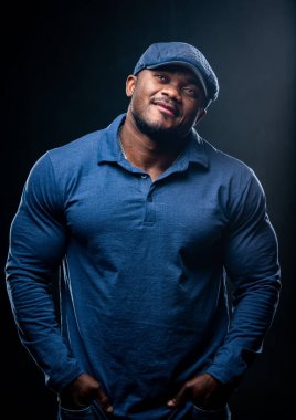 Stüdyoda poz veren yakışıklı bir adam. Moda giysileri içinde genç modaya uygun yaşam tarzı modeli.