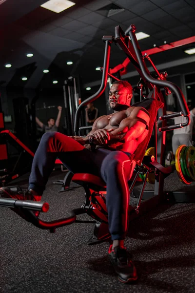 Knappe Atleet Mannelijke Persoon Training Shirtless Sterke Bodybuilder Sportschool Uit — Stockfoto