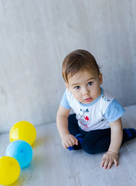 Cara Bebé Gira Olhar Para Câmara Bonito Retrato Criança — Fotografia de Stock