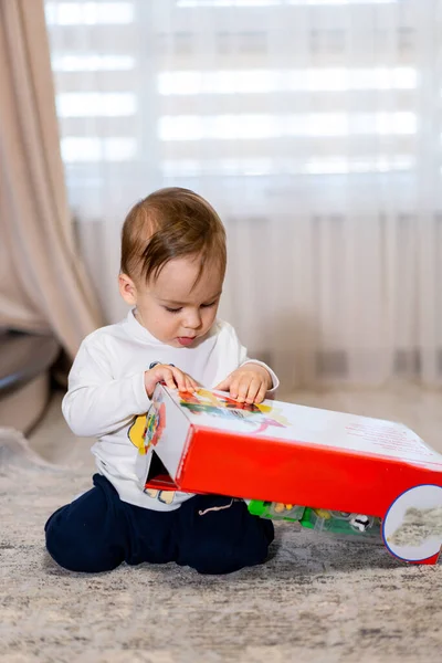 Rapazinho Abrir Presente Aniversário Bebê Com Novo Brinquedo — Fotografia de Stock
