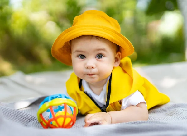Menino Brincando Brinquedo Colorido Cobertor Parque Olhando Para Câmera Perto — Fotografia de Stock