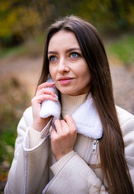 Kalın montlu zarif genç bayanın portresi. Çekici stil kadın modeli doğada.