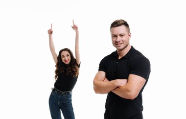 Beyaz arka planda gülümseyen genç bir çiftin portresi. Genç çift poz veriyor 