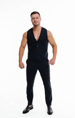 Stüdyoda beyaz bir geçmişi olan atletik bir adam. Genç dürüst adam, izole edilmiş beyaz arka plana karşı rahat ve rahat duruyor.