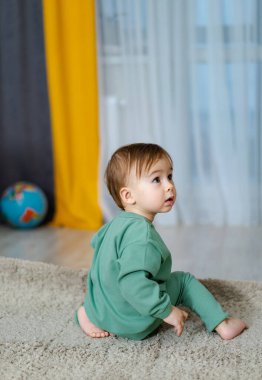 Küçük çocuk, evine yakın bir yerde. Yakışıklı bebek portresi..