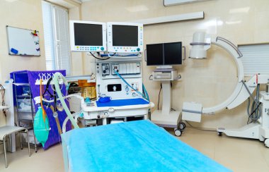 Modern acil durum steril odası. Tıbbi yeni teknolojiler aygıtları.