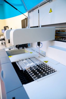 Modern biyokimya otomatikleştirilmiş laboratuvar. Hastane deneyleri..