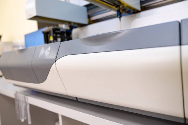 Modern araştırma laboratuvarı inceleniyor. Bilimsel bilgisayar biyokimya mühendisliği.