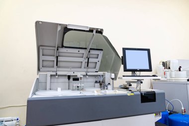 Bilimsel bilgisayar biyokimya mühendisliği. Modern araştırma laboratuvarı inceleniyor.