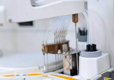 Mikrobiyoloji, bilimsel hastane örnekleri araştırıyor. Robotik modern biyokimya laboratuvarı.