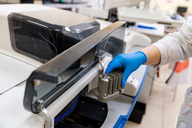 Tıbbi ve otomatik analiz cihazı. Biyokimya Modern Analiz Laboratuarı.