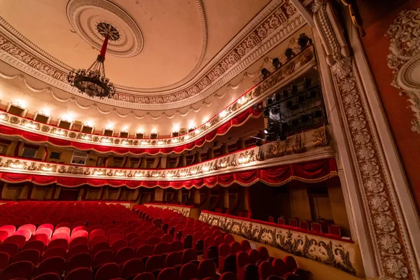 Interior Central Golden Hall Empty Theater Red Seats Balcony Luxurious — Stockfoto