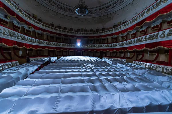 Auditorium Theater Stage Chairs Auditorium Covered White Cloth Protect Dust — Stockfoto