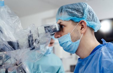 Üniformalı profesyonel doktor. Kendine güvenen tıp uzmanları.