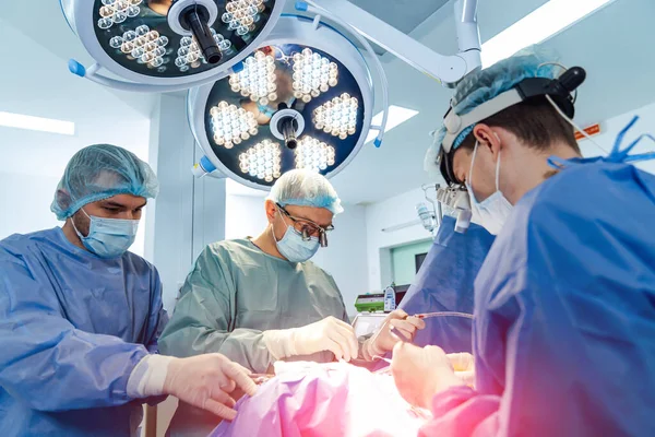 Operatori Neurochirurghi Processo Chirurgia Medica Nella Moderna Stanza Ospedale — Foto Stock