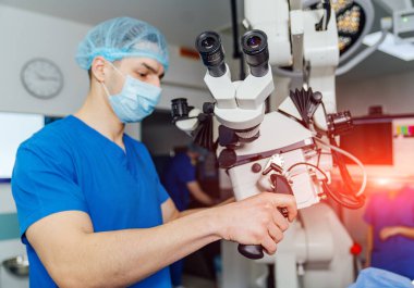 Ameliyathanede cerrah var. Mikroskopla operasyon. Ameliyathanede modern ekipman.