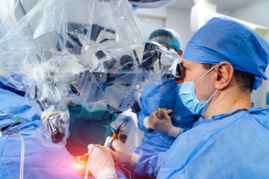 Tıbbi ekip modern ameliyathanede cerrahi operasyon yapıyor. Cerrahi aletlerle çalışmak.