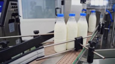 Taşıyıcıda plastik şişe var. Plastik şişeler taşımacılıkla, otomatikleştirilmiş üretim hattı