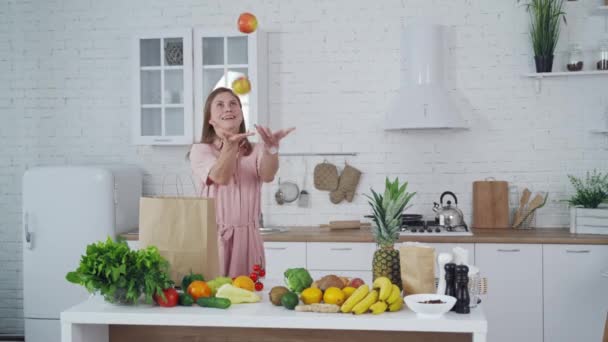 Mutfakta Genç Bir Kadın Var Kadın Mutfakta Yemek Yaparken Eğleniyor — Stok video