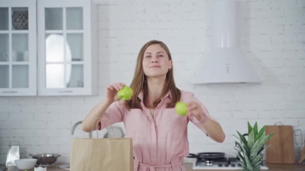 Kobieta Świeżymi Jabłkami Portret Szczęśliwej Kobiety Zamykającej Oczy Jabłkami — Wideo stockowe