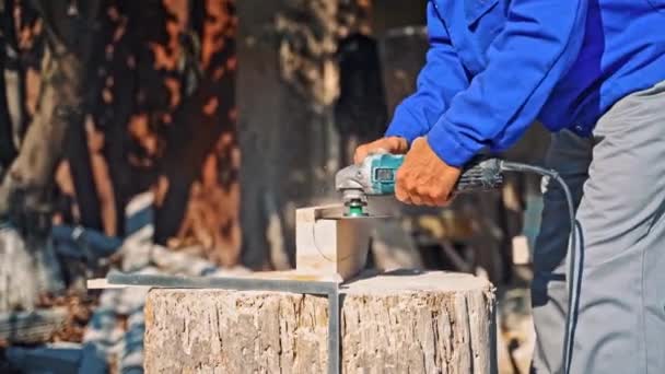 Processamento Pedra Rocha Trabalhador Luvas Com Pequeno Moedor Ângulo Corta — Vídeo de Stock