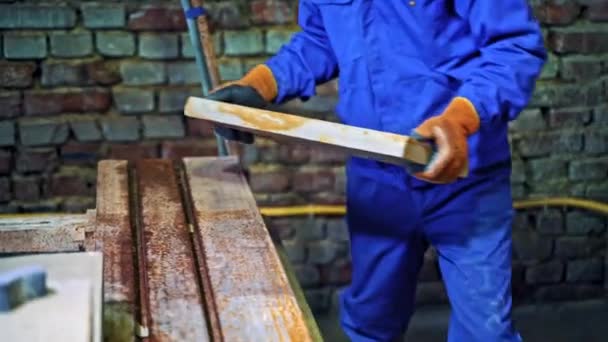 石器厂的男工 花岗岩制造厂的产业工人 — 图库视频影像