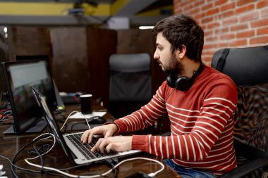 Klavyede yazan yazılım geliştiricisi. Ofiste çalışan genç programcılar.