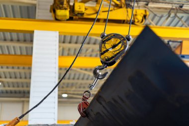 Metal ağır vinç kaldırıyor. Fabrika transferi güçlü kanca..