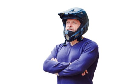 Siyah kasklı yaşlı adam beyaz arka planda izole edilmiş. Günlük kıyafetler. Çapraz eller. Mavi kazak. 